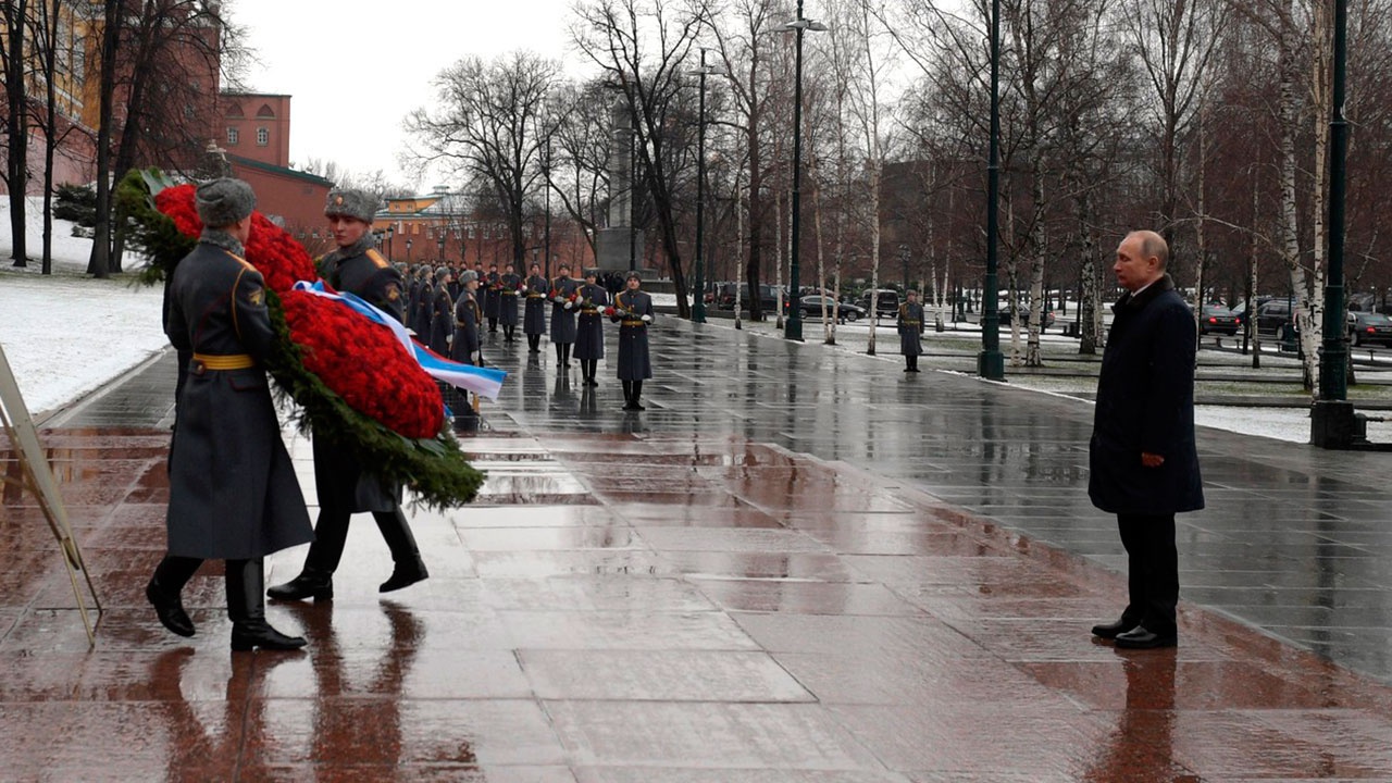 Президентские в феврале. 23 Февраля возложение венков к могиле неизвестного солдата.