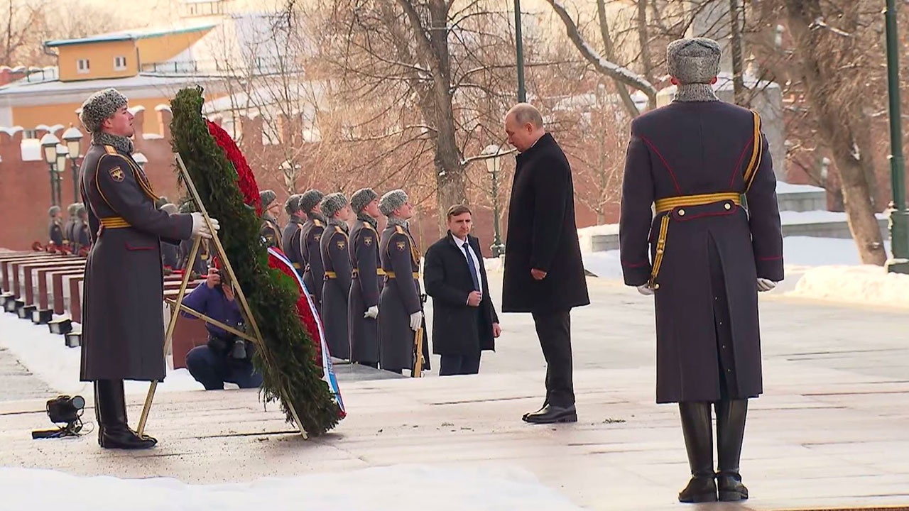 Путин возлагает цветы к могиле неизвестного солдата фото