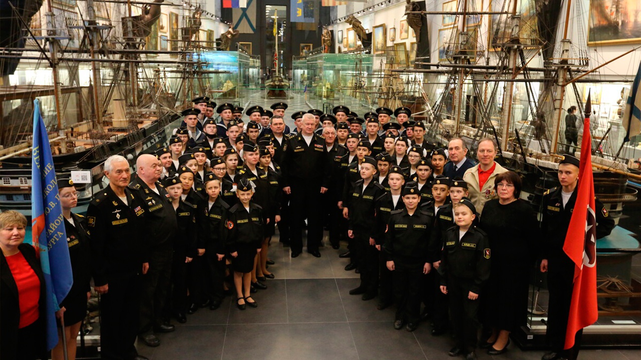 Главком ВМФ России вручил знамя новому отряду юнармейцев Санкт-Петербурга 