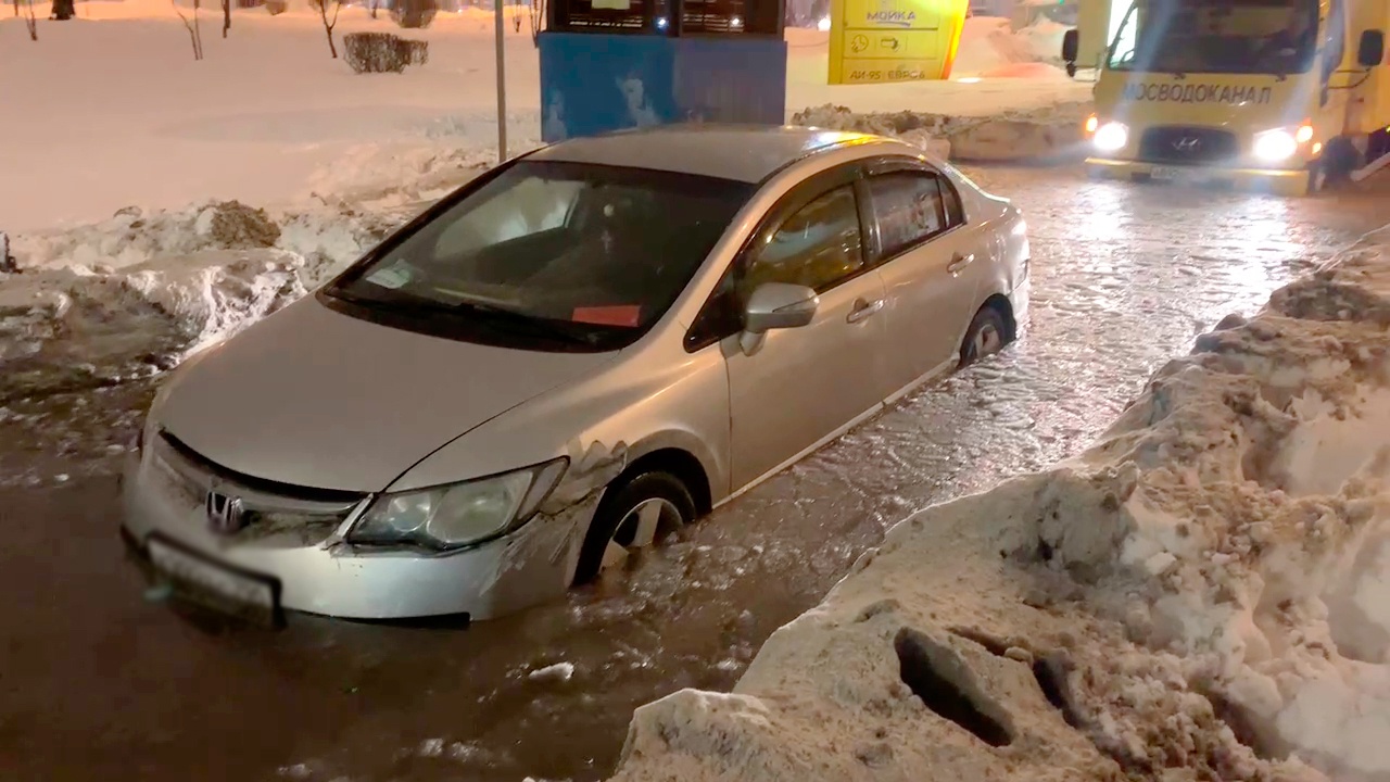 Бутырка тает тает на дороге грязный. Утопленные автомобили в Москве. Лужи в Москве. Тает снег в Москве. Москва снег лужи.