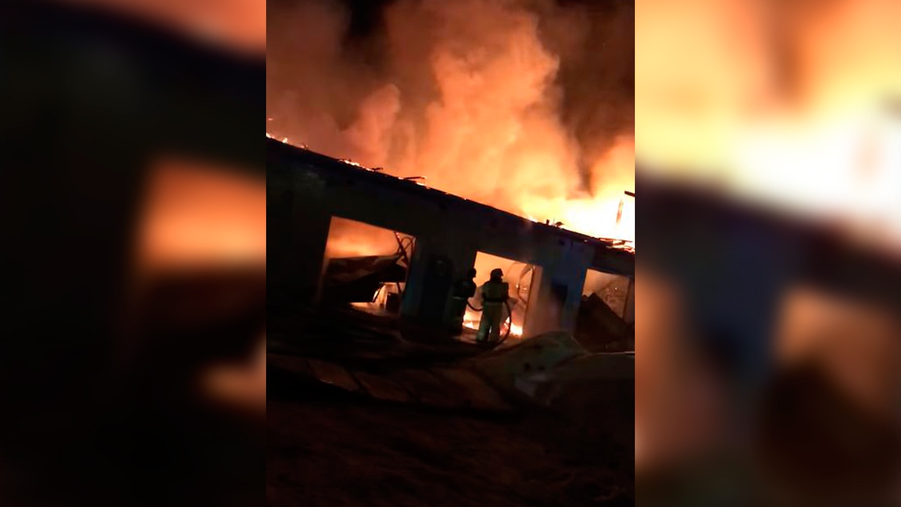 Пожар на малиновского в красноярске сегодня. ЧП Красноярск сегодня пожар сейчас. Видео на автомойки Шадринск пожар.
