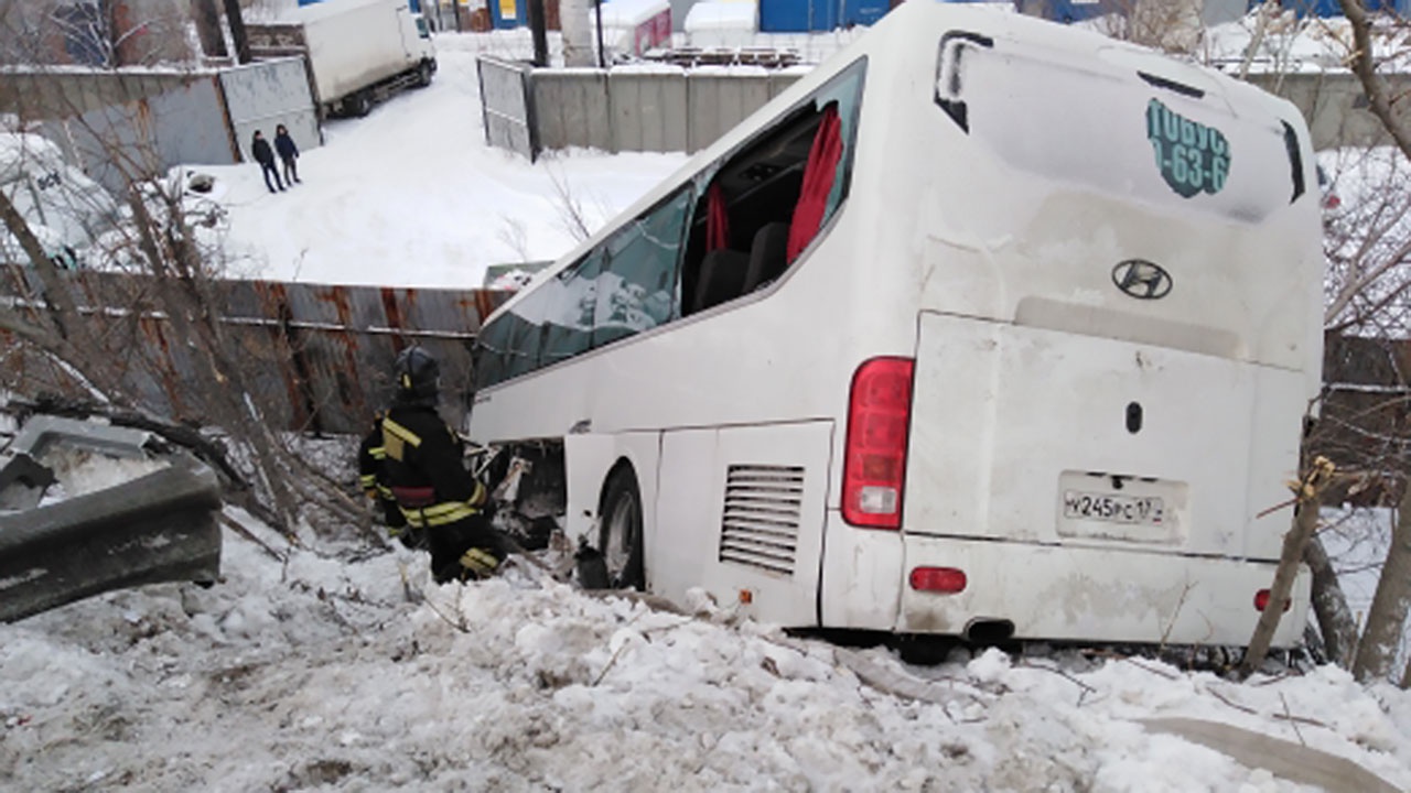 Автобус под управлением водителя петрова совершил столкновение со стволом дерева