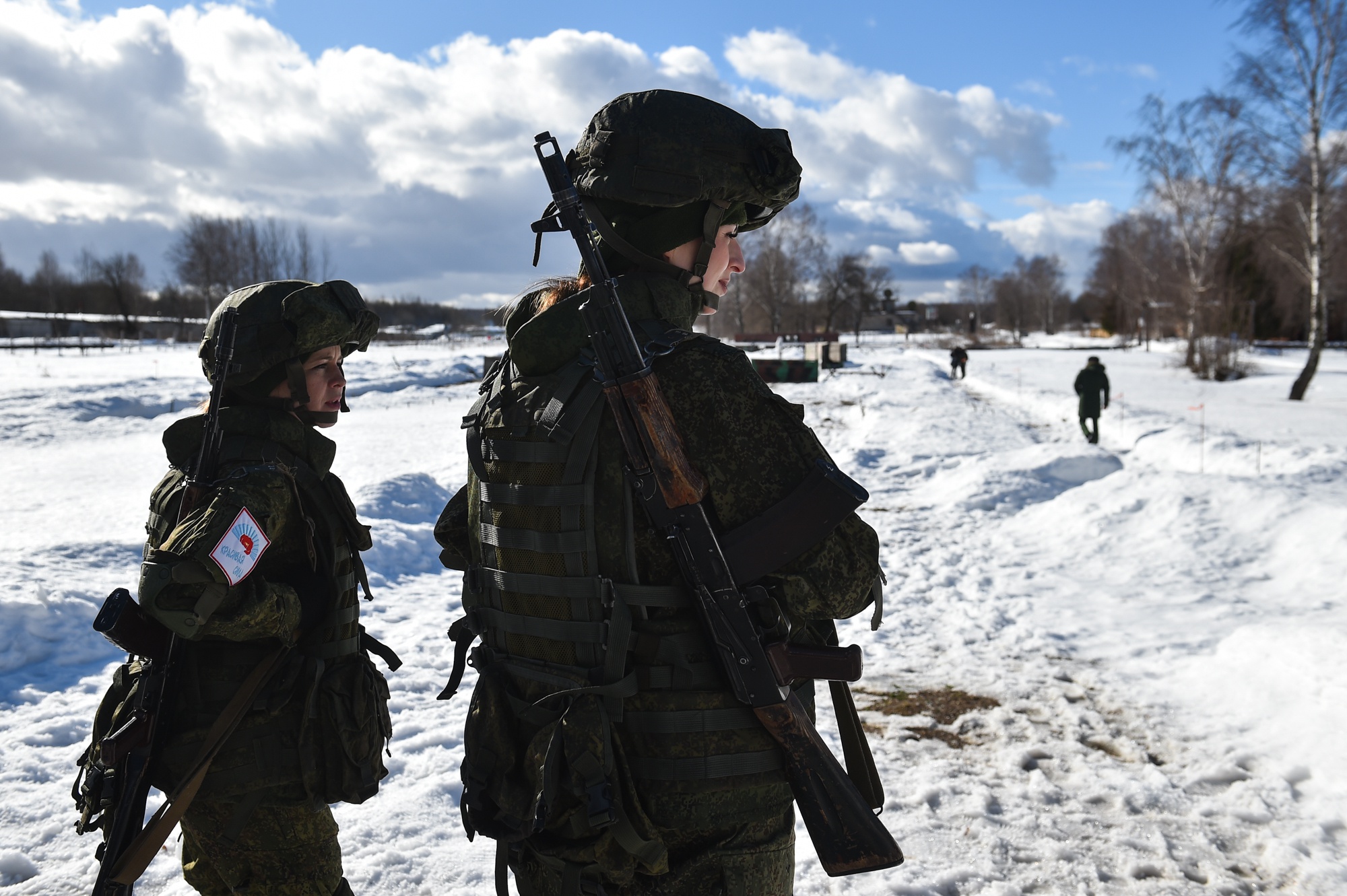 Кто такие военные. Армия России учения зимняя форма. Военные в зимных формах. Камуфляж Минобороны РФ. Камуфляж Минобороны 2015.