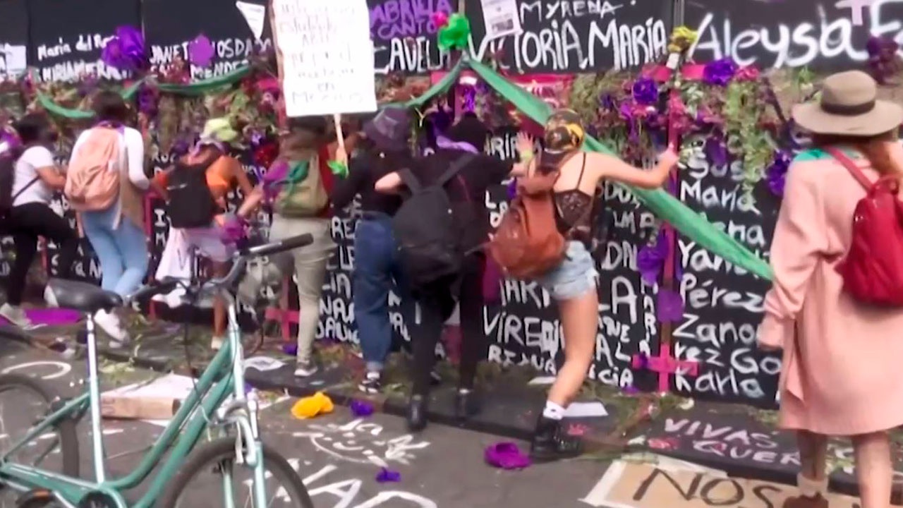 Митинг феминисток в мексике парень заехал. Мексиканские феминистки. Парад феминисток. Феминистки Израиля.