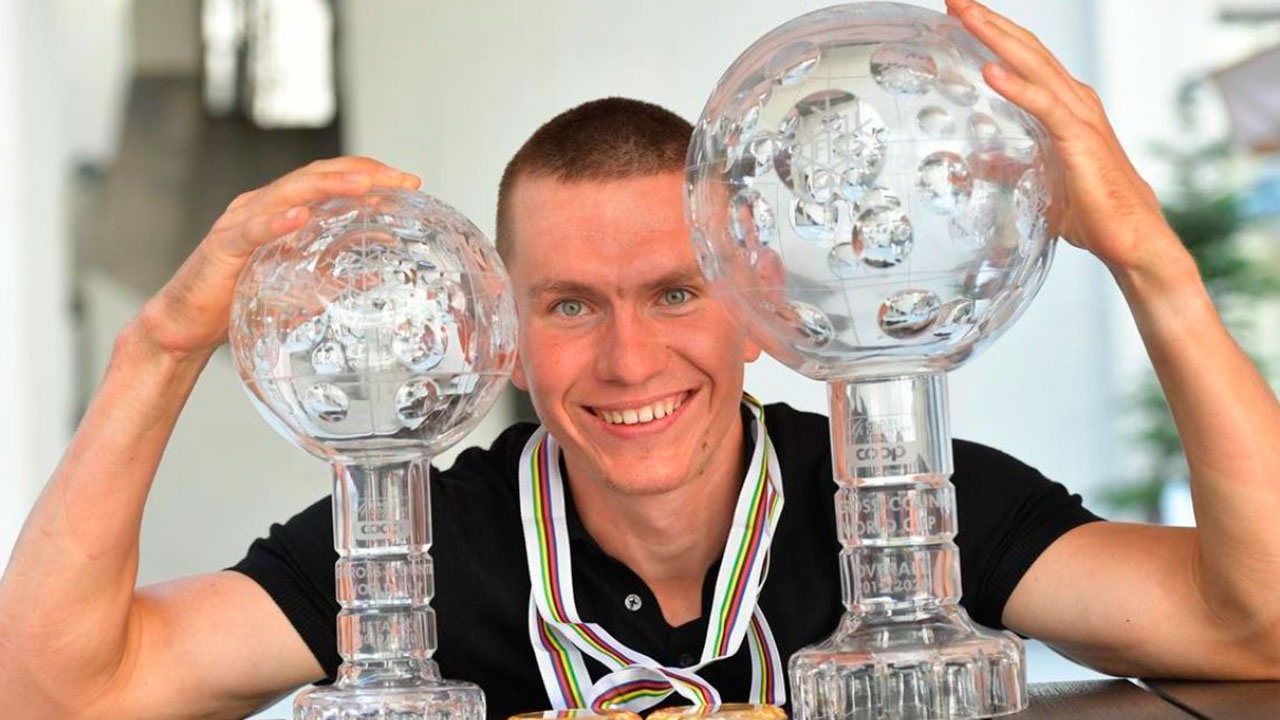 Лыжнику Большунову вручили Хрустальный глобус за победу в общем зачете Кубка мира