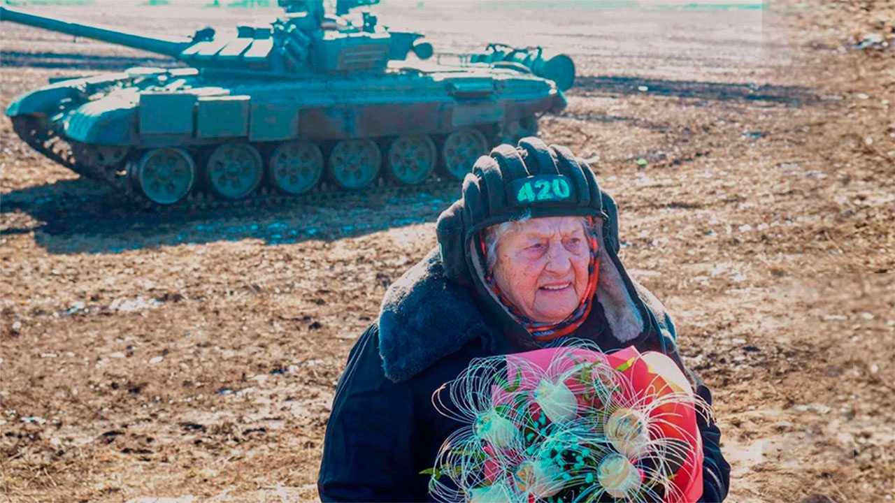 В Белгородкой области 99-летняя ветеран ВОВ освоила вождение танка Т-72Б3