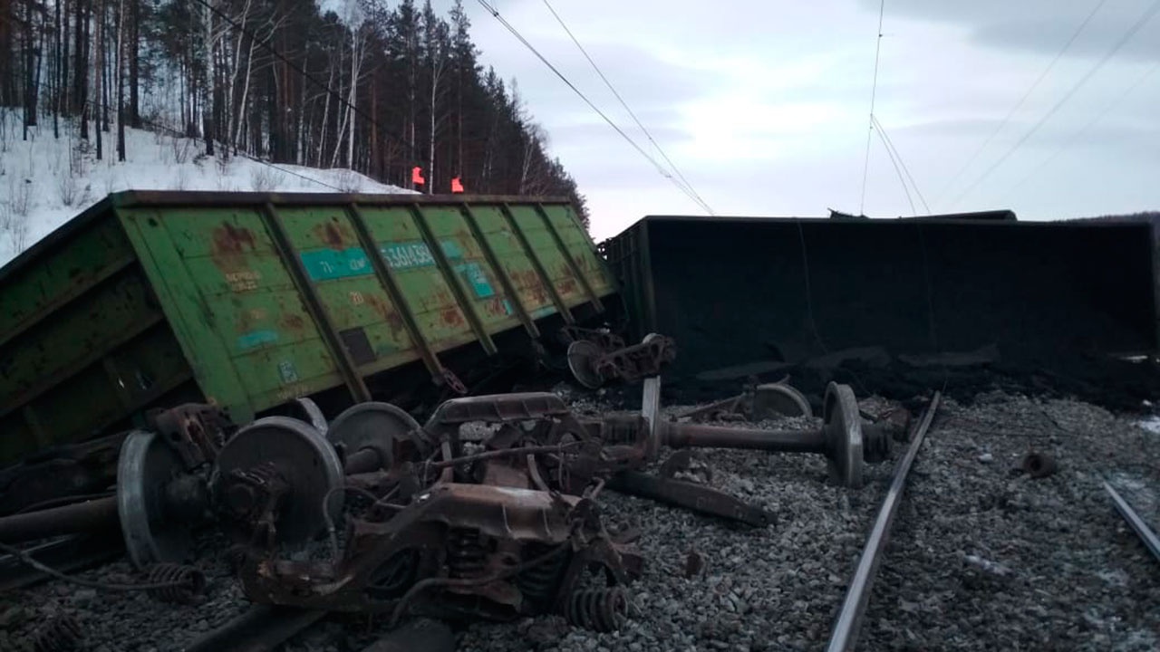 В коми поезд сошел с рельс причина. Сыростан хребет сход вагонов. Сход вагона с рельс Челябинск. Талдан сход вагонов.