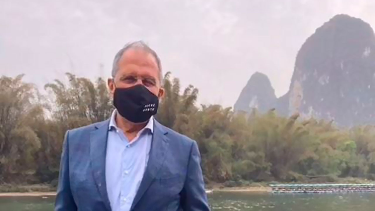 Лавров в Китае надел маску с надписью FCKNG QRNTN 