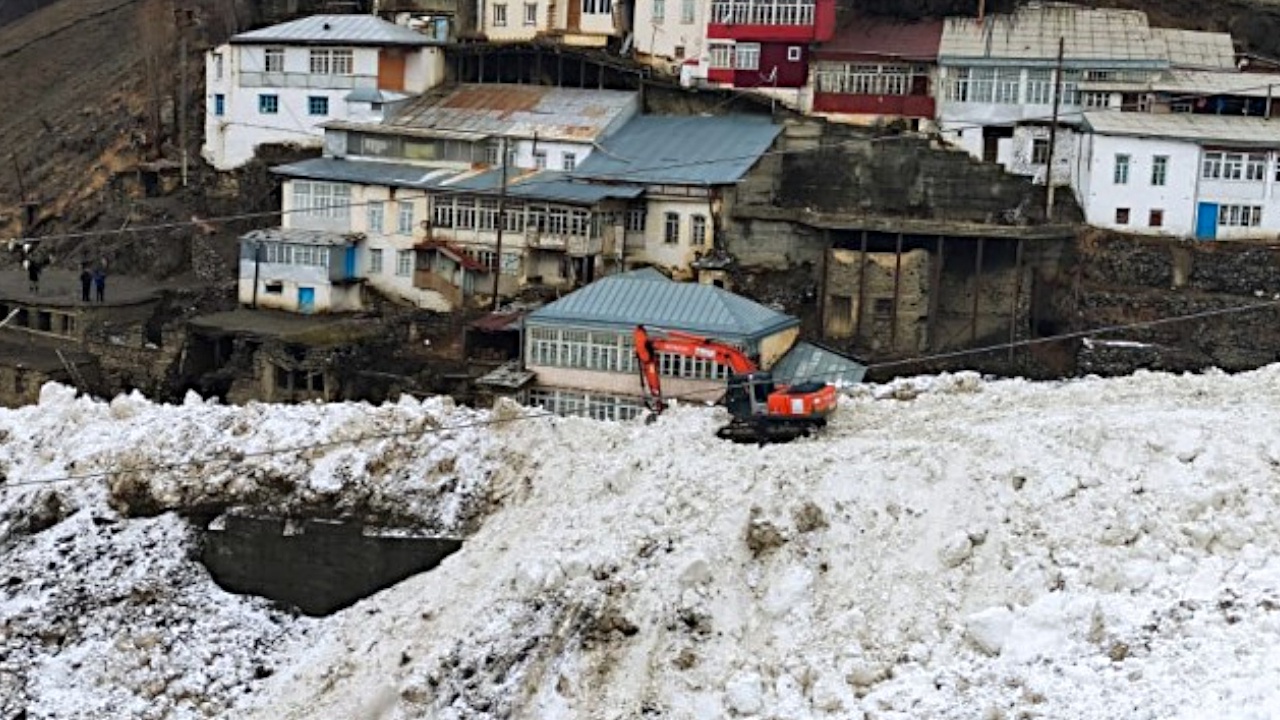 Что сейчас происходит в дагестане. Село Цахур Рутульского района в Дагестане. Рутульский район село Цахур. Лавина в Цахуре. Сход лавины в Дагестане село Цахур.