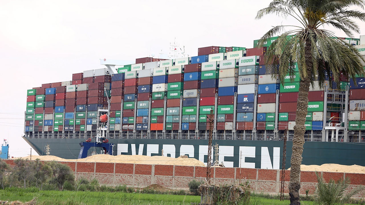 Глава администрации Суэцкого канала анонсировал разгрузку севшего на мель контейнеровоза