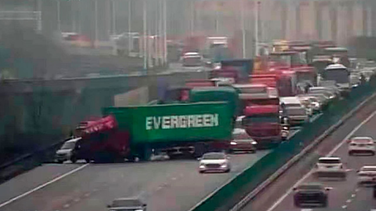 Злой рок: на дороге в Китае грузовик с контейнером Evergreen повторил ЧП в Суэцком канале