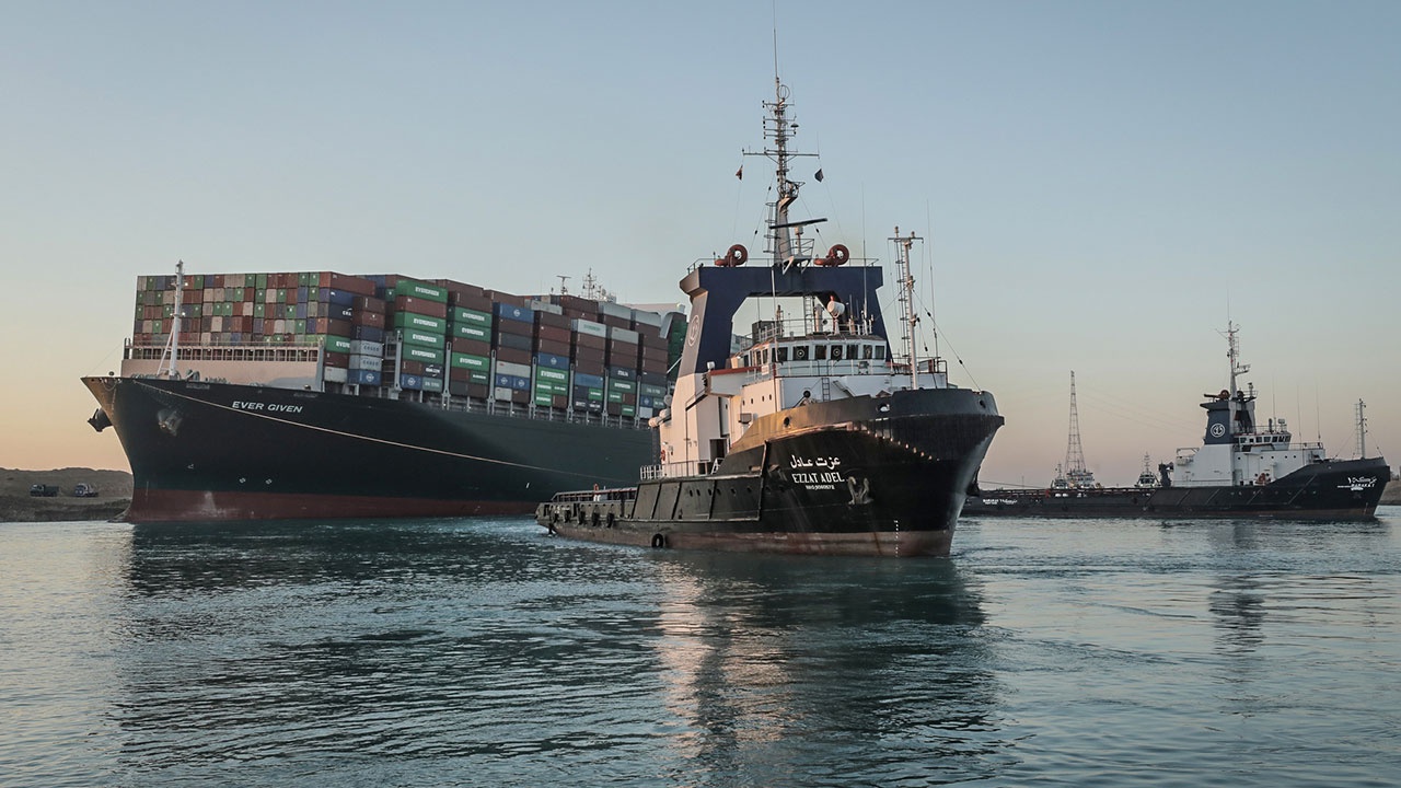 Тяжелый груз: дважды перегородившее Суэцкий канал судно отбуксировали в фарватер