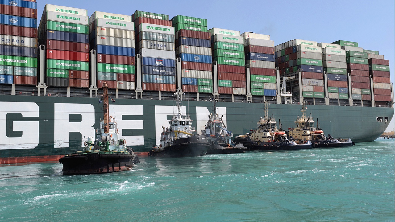 Президент Египта поручил разгрузить контейнеровоз в Суэцком канале
