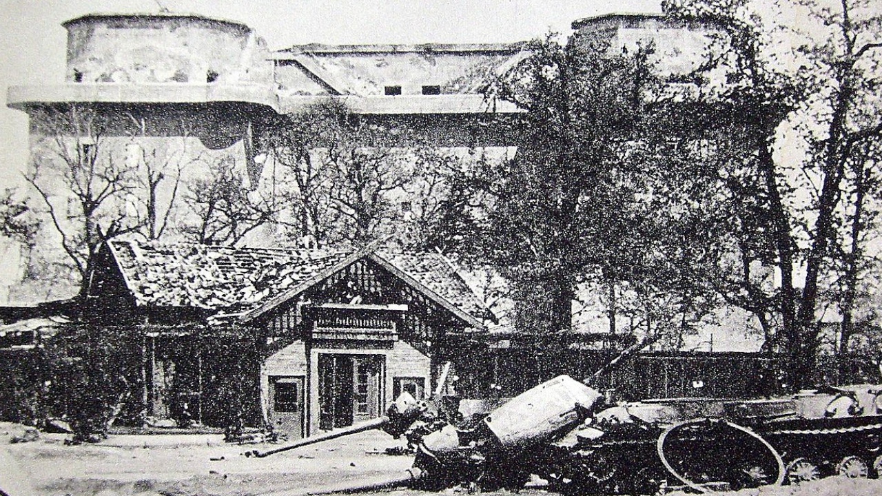 Башня ПВО в парке Тиргартен<figcaption class=
