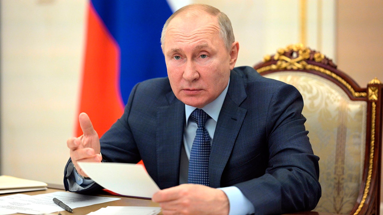 Путин подписал закон об участии в выборах физлиц-иноагентов