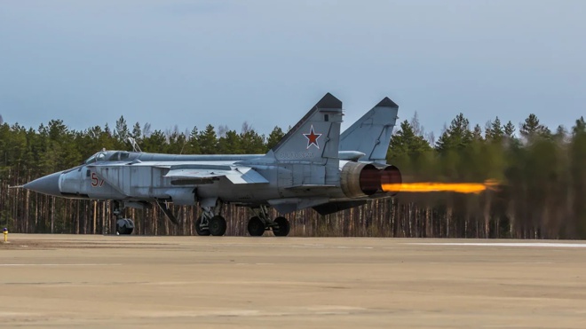 Атака на сверхзвуке: истребители МиГ-31БМ и Су-35С уничтожили воздушные цели в небе Тверской области Атака на сверхзвуке: истребители МиГ-31БМ и Су-35С уничтожили воздушные цели в небе Тверской области