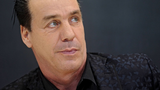 Лидер группы Rammstein исполнил советскую песню на русском языке Лидер группы Rammstein исполнил советскую песню на русском языке