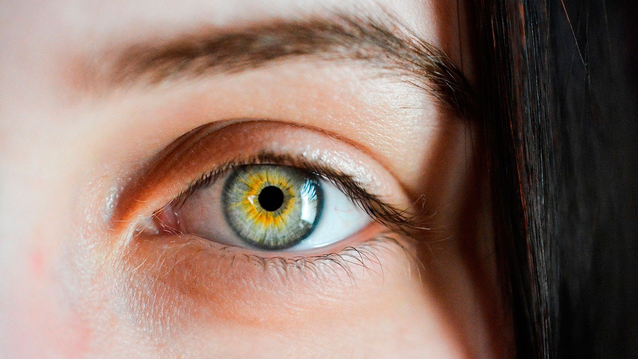 В США женщина по ошибке закапала клей в глаз и едва не лишилась зрения