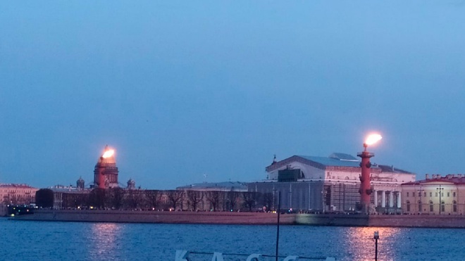 В Петербурге после победы «Зенита» зажгли Ростральные колонны В Петербурге после победы «Зенита» зажгли Ростральные колонны