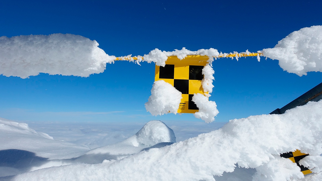 Трое под снегом: в Бурятии на группу туристов сошла лавина