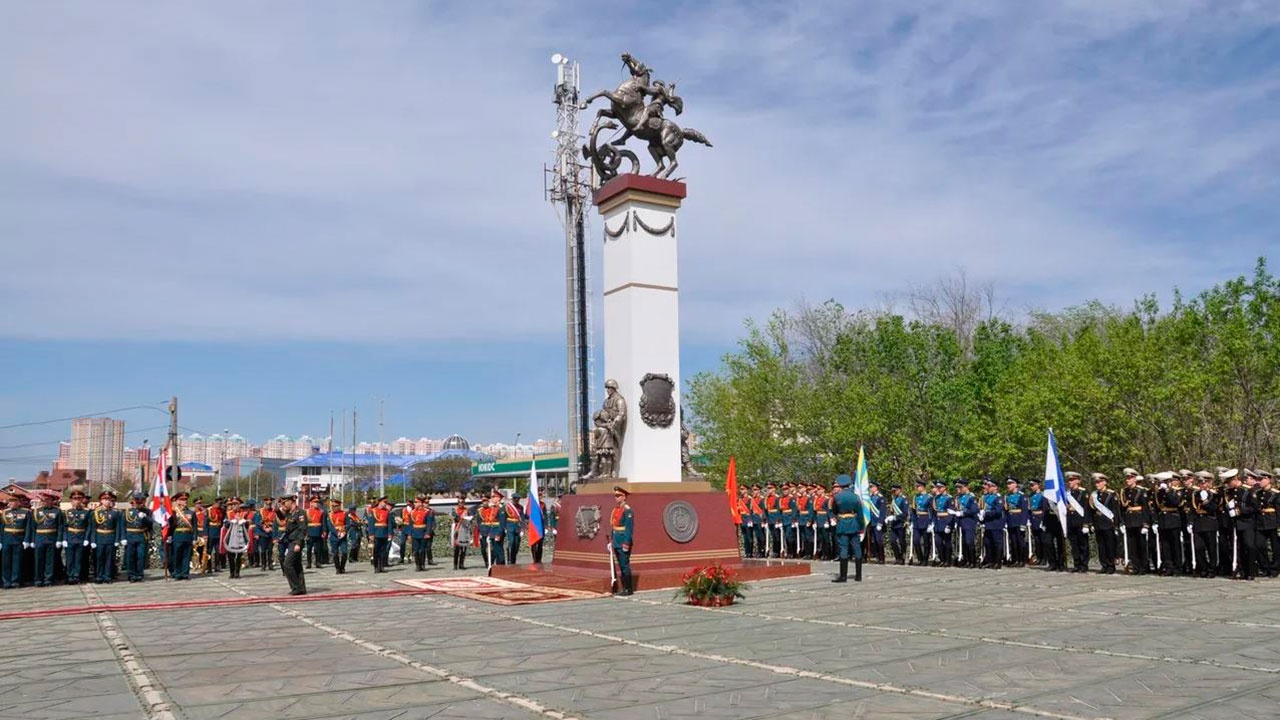 Дивизия ростов на дону. Памятник Георгию Победоносцу в Ростове на Дону. Стелла Георгия Победоносца в Ростове на Дону. Храм ЮВО Ростов-на-Дону. Южный военный округ памятники.