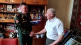 Песни, цветы и мини-парад: военнослужащие ВВО поздравили фронтовика из Владивостока с Днем Победы 