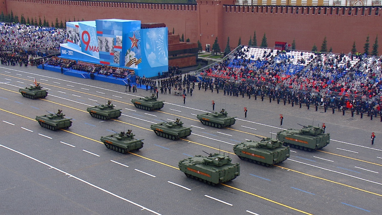 Тяжелые БМП «Курганец-25» с боевым модулем «Эпоха» (сзади)<figcaption class=