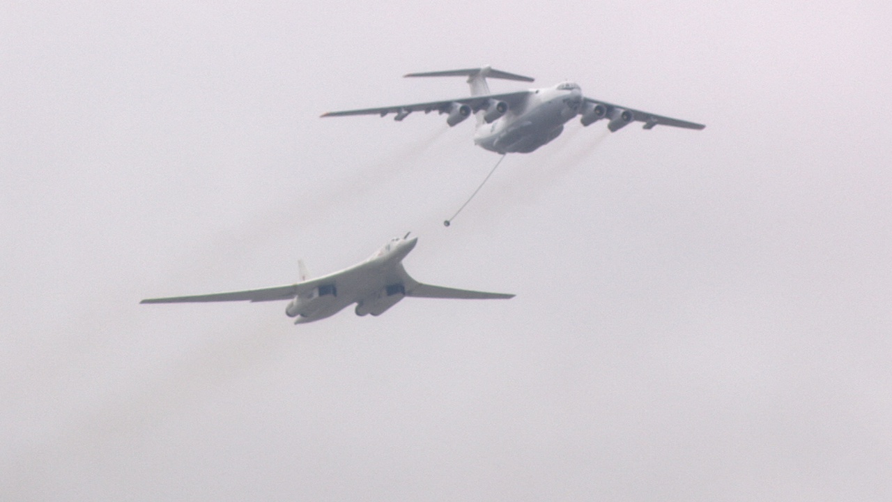 Ту-160 имитирует дозаправку в воздухе над Красной площадью<figcaption class=