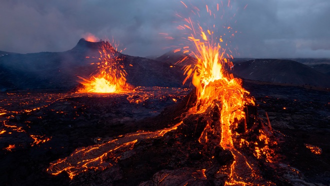 Огненная покупка: в Исландии выставили на продажу участок с действующим вулканом