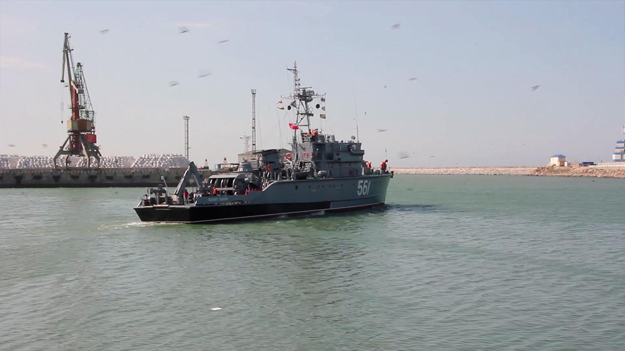 Судно махачкала порт. Пароход в махачкале. Ракетно-артиллерийские корабли. Малый артиллерийский корабль махачкала. Махачкалинский торговый порт.