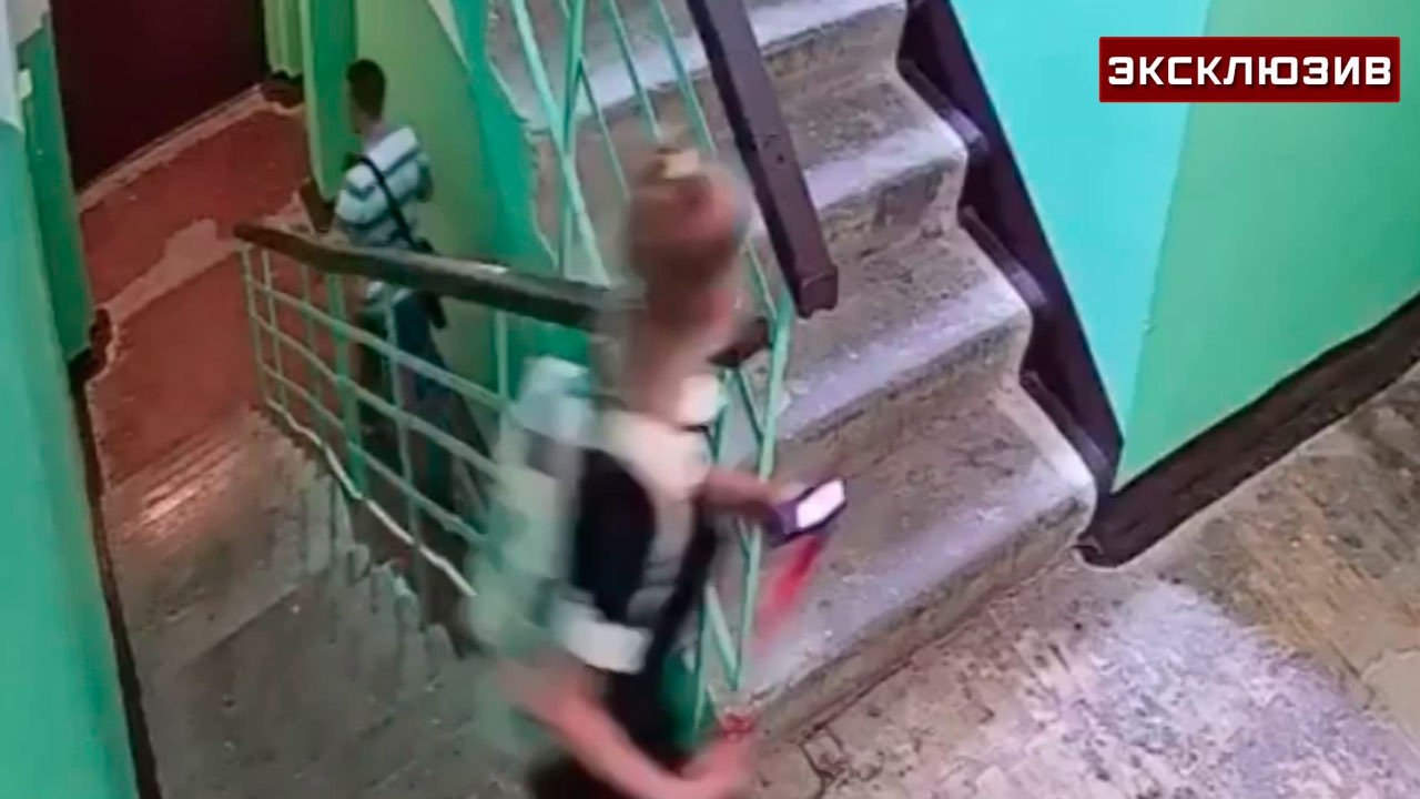 Открыть подъезд видео. Мужчина преследовал девочку в подъезде. Напал на девочку в подъезде. Насилование детей в подъезде.