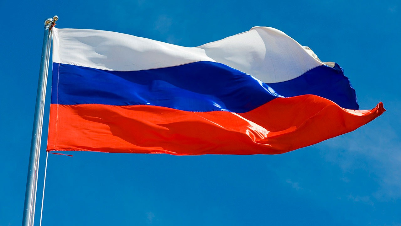 Флаг России в центре Риги заменили на знамя Олимпийского комитета РФ