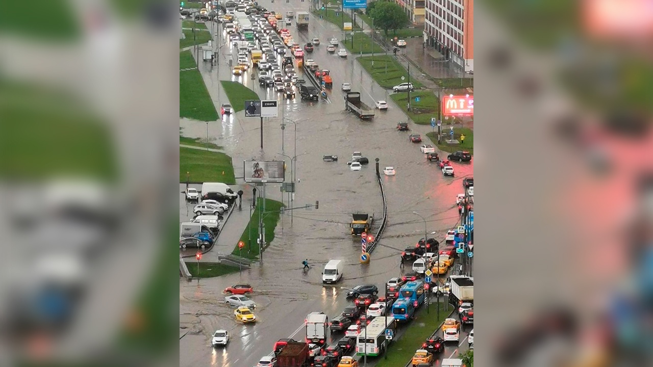 26 мая 2023 г. Затопило Боровское шоссе. Солнцево затопило Боровское шоссе. Ливень на Боровском шоссе. Потоп на Боровском шоссе.