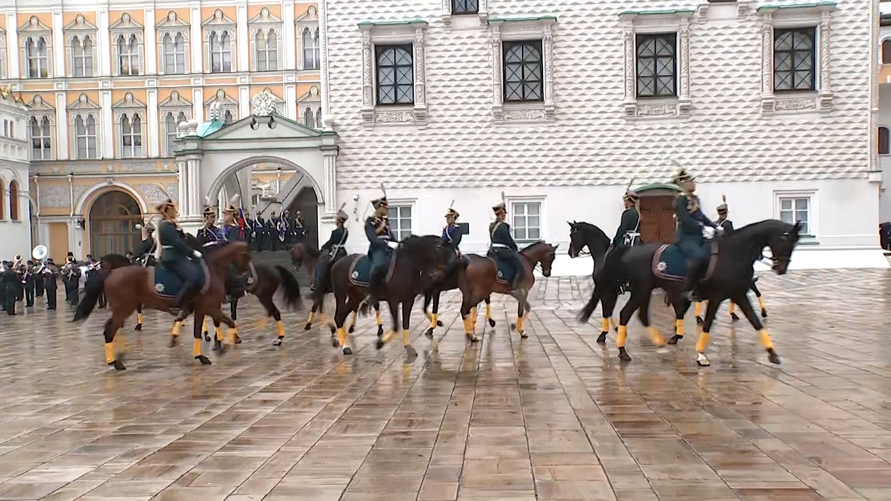 Конный караул в кремле расписание. Парадный развод пеших и конных Караулов в Кремле. Кремль караул на лошадях инаугурация. Развод конного караула в Кремле расписание 2021.