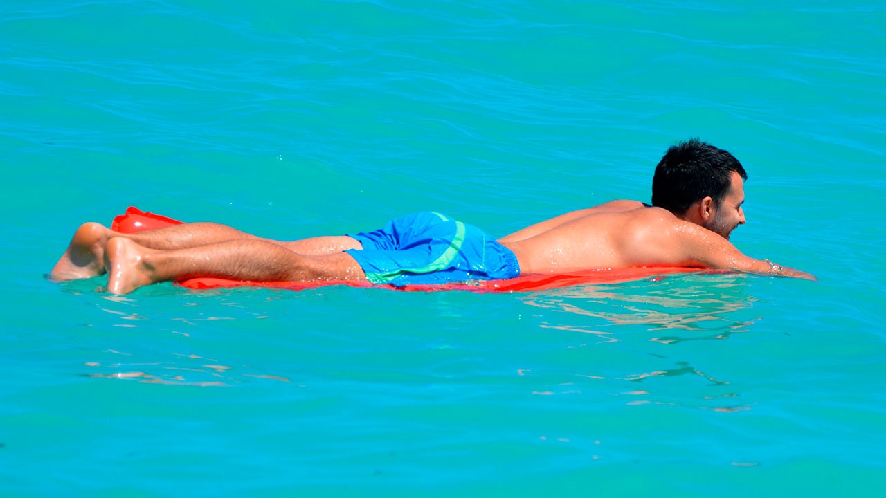 В МЧС предупредили о рисках плавания на надувных матрасах