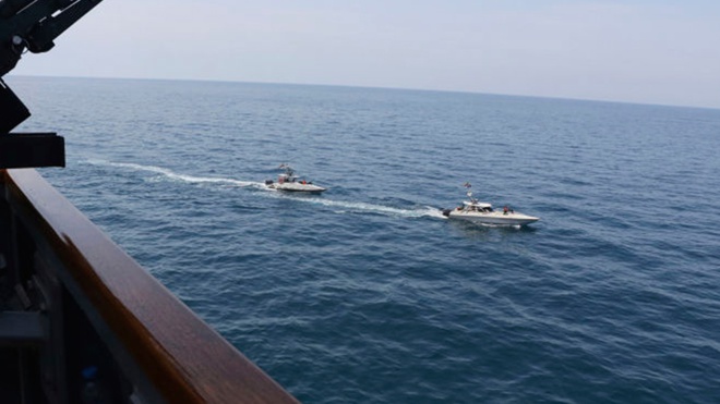 СМИ: корабль ВМС Ирана загорелся в Оманском заливе СМИ: корабль ВМС Ирана загорелся в Оманском заливе