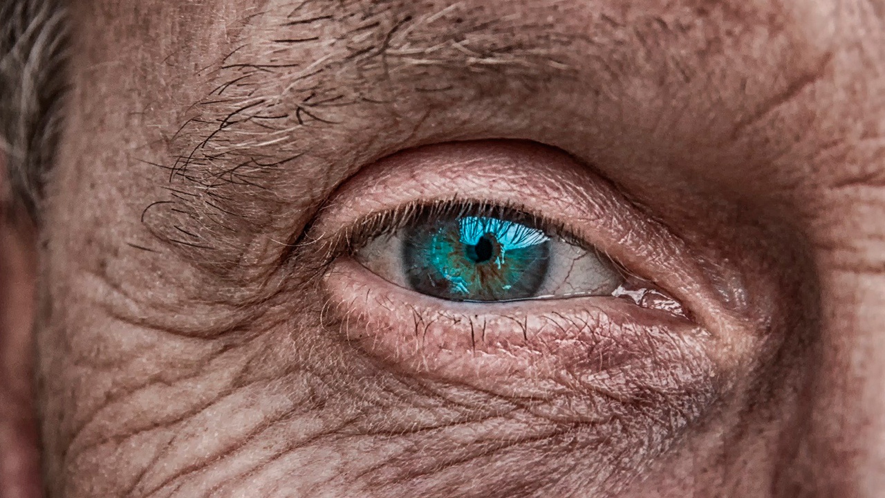 Невролог рассказал о связи рака с подергиванием глаза
