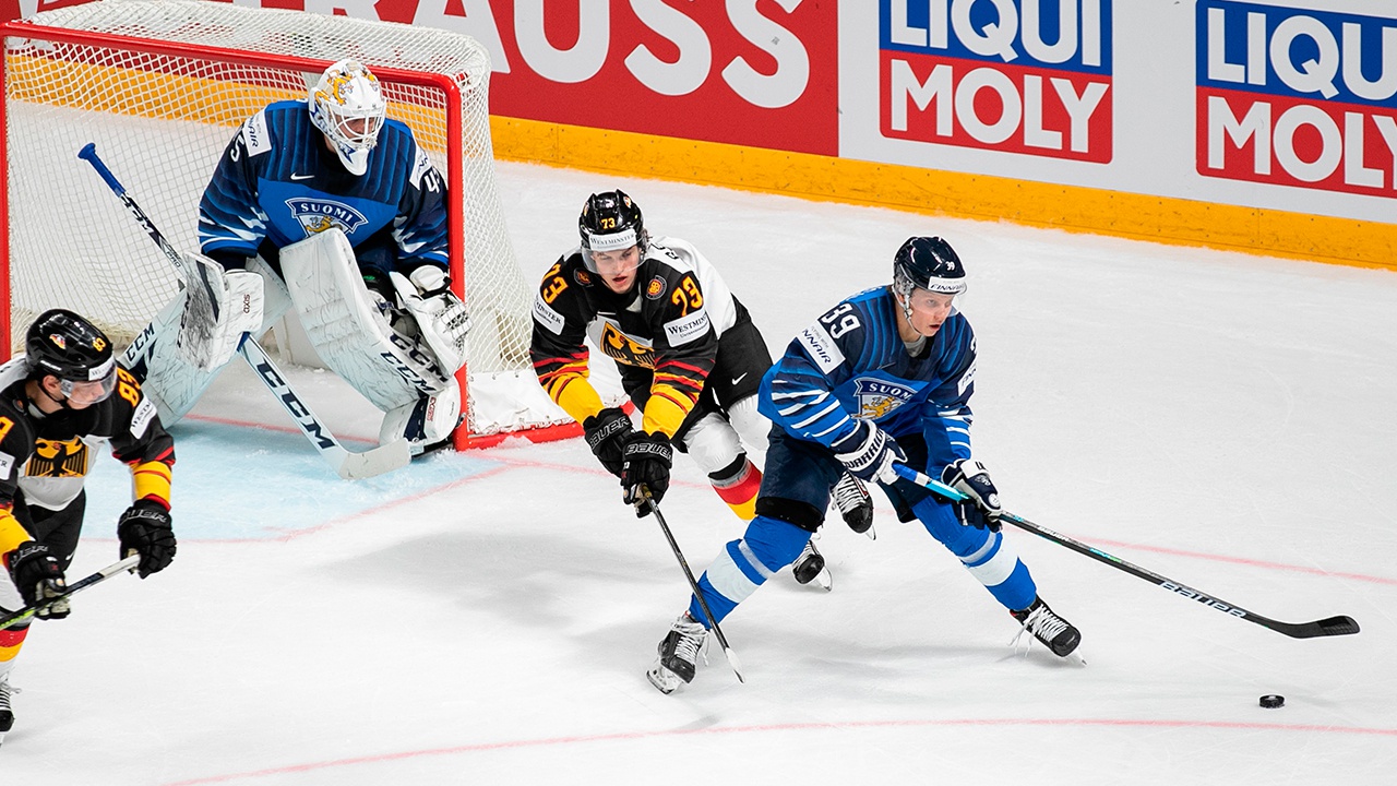 Хоккей 1 4 финала результаты. Хоккеист Ханнес Бьёрнинен. ЧМ хоккей 2021 Финляндия Германия. ЧМ по хоккею 2021 Канада Финляндия. Капитан сборной Финляндии по хоккею 2021.