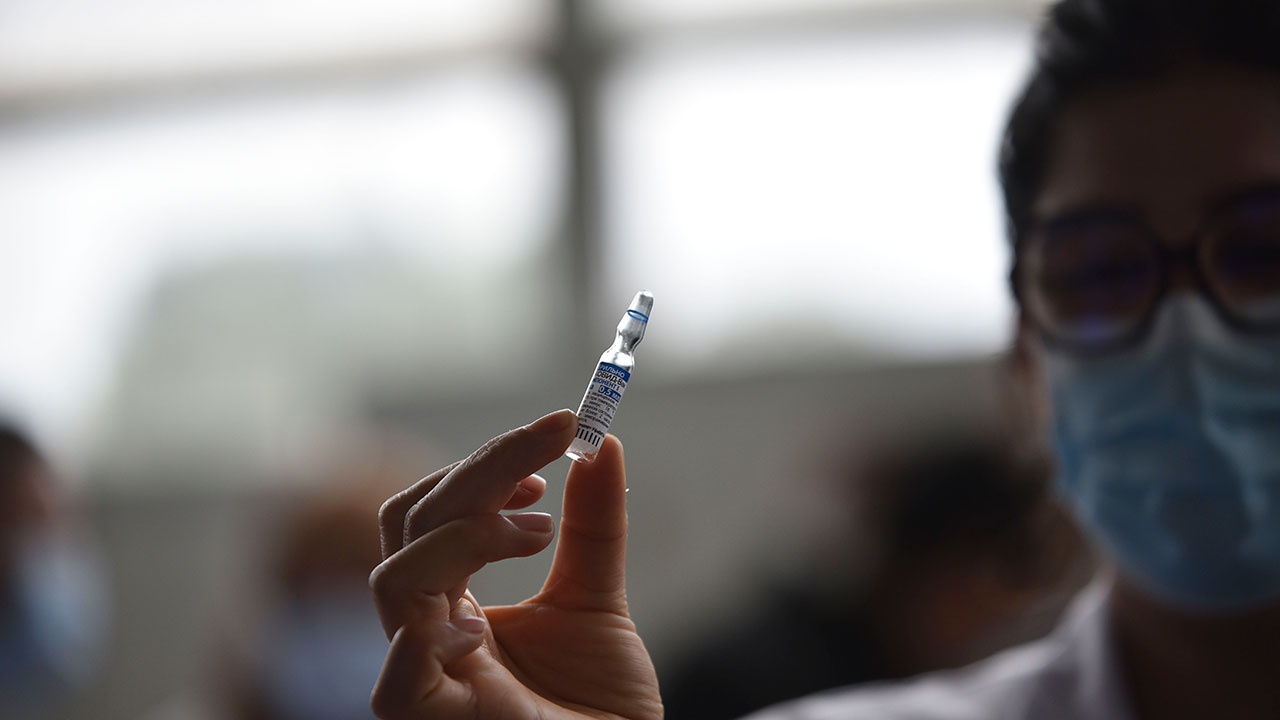 Роспотребнадзор опроверг вероятность заболеть COVID-19 из-за вакцины