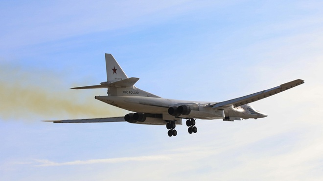 Два стратегических ракетоносца Ту-160 выполнили полет над Балтикой Два стратегических ракетоносца Ту-160 выполнили полет над Балтикой