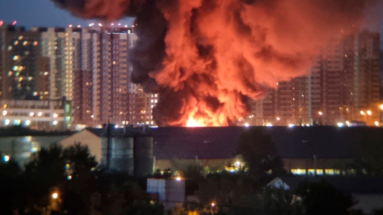 Пожар в люберцах. Пожво в Некрасовке Москва. Пожар в Москве 2021. Пожар в Люберцах сейчас.