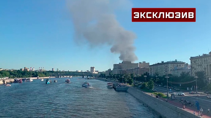 Пожар на Москва реке в Марьино. Лужнецкая набережная пожар. Пожар 19.09.2022 СПБ Западное солнца. The Moskva River набережная.