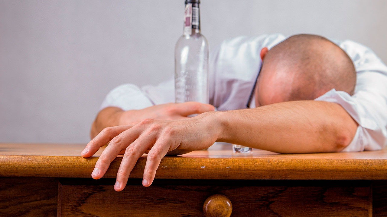 Ученые перечислили признаки «алкогольного Альцгеймера»
