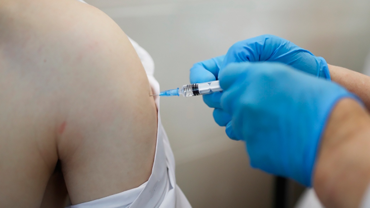 Из-за высокого спроса на прививку в Хабаровске и Комсомольске-на-Амуре приостановили вакцинацию