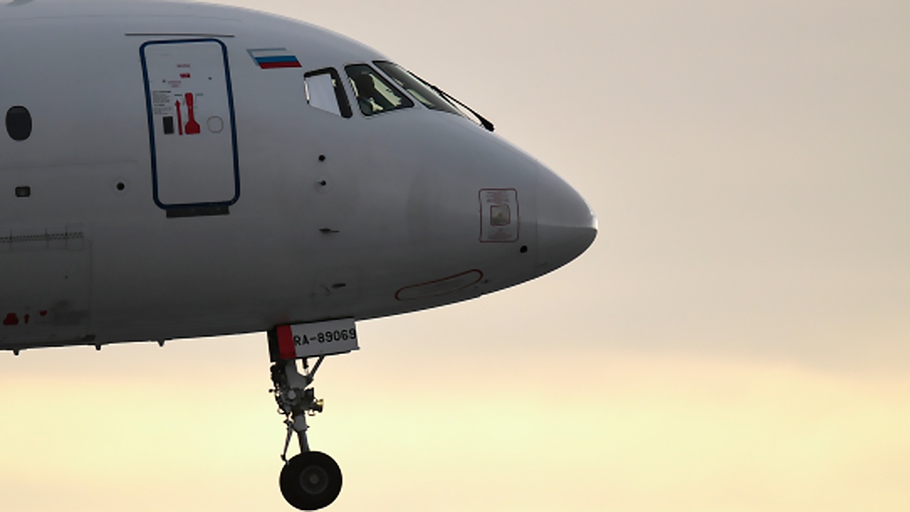 Самолет SSJ-100 совершил аварийную посадку в аэропорту Краснодара из-за отказа газовой турбины