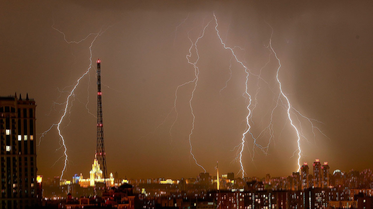 Гроза, ливень, шквалистый ветер: в Москве объявили экстренное предупреждение
