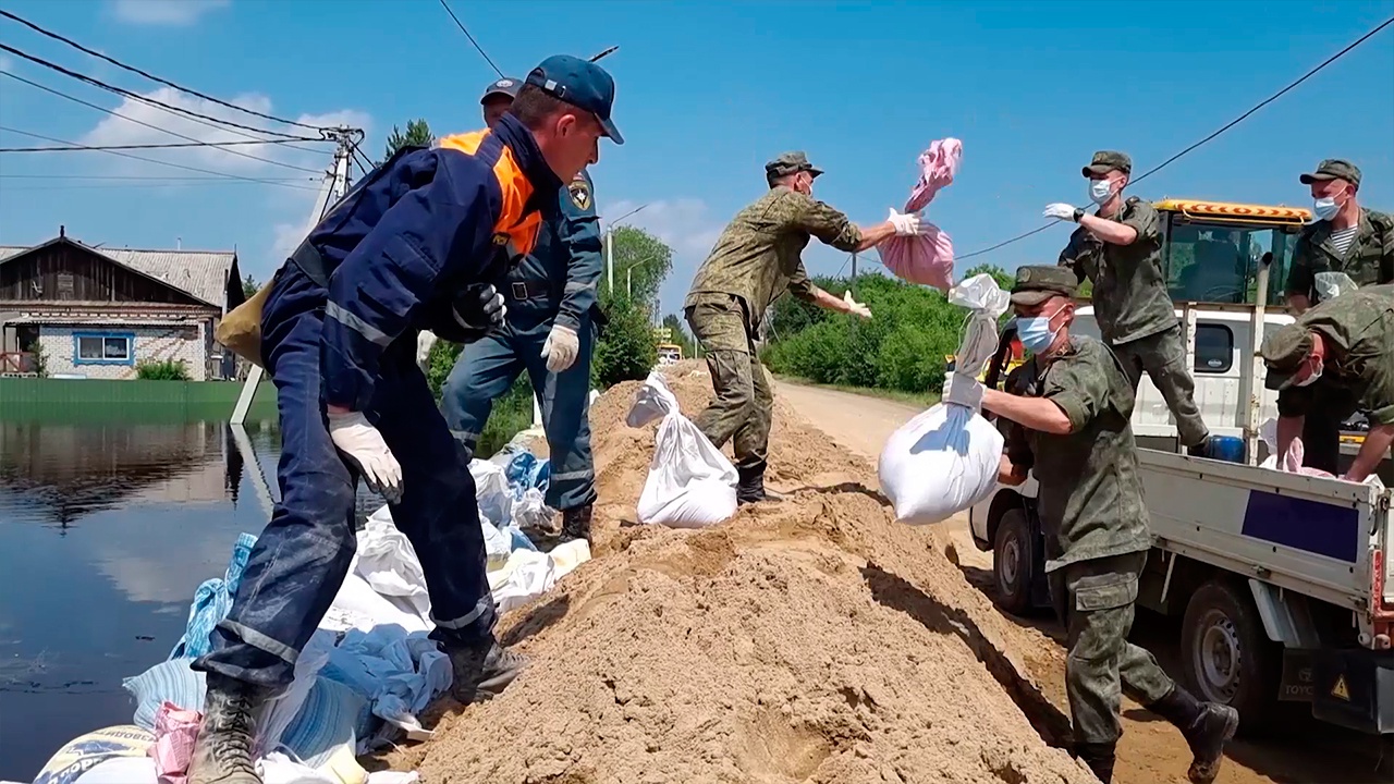 Бойцы ВВО возвели более четырех километров защитных дамб в Амурской области - Vimarsana News