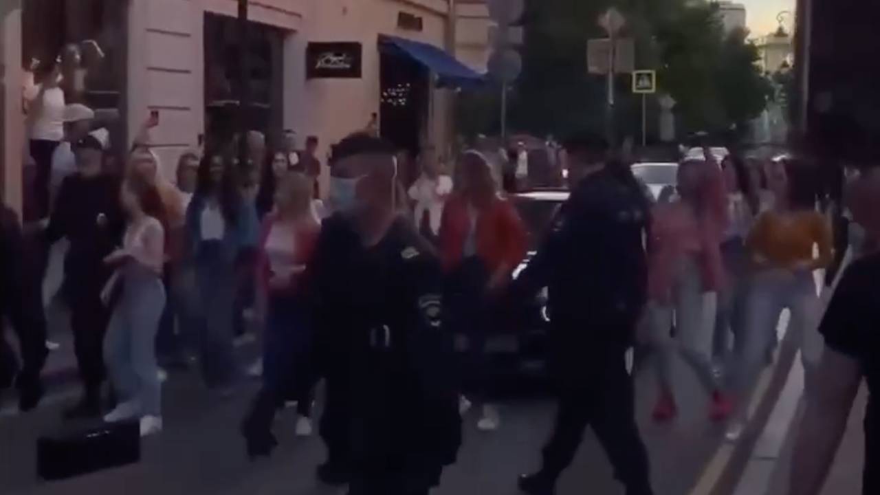 накажут ли участников вечеринки. накажут ли участников вечеринки. полиция разгоняет вечеринку на патриарших прудах. накажут ли участников вечеринки. накажут ли участников вечеринки.