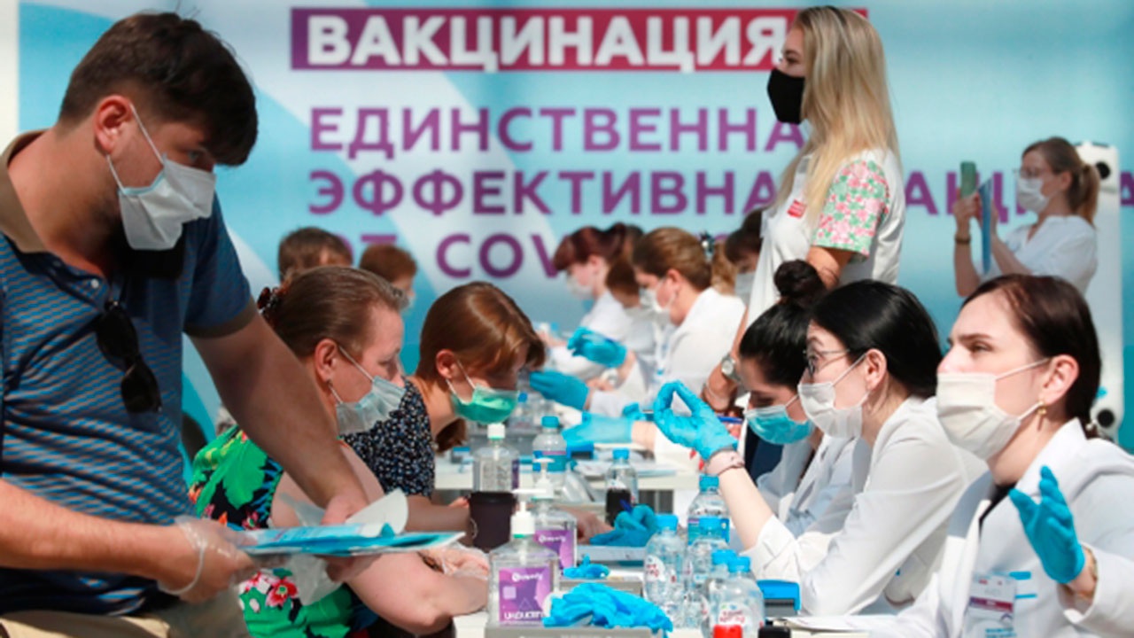 Мурашко назвал необходимым отказ от бани и алкоголя в день вакцинации Мурашко назвал необходимым отказ от бани и алкоголя в день вакцинации
