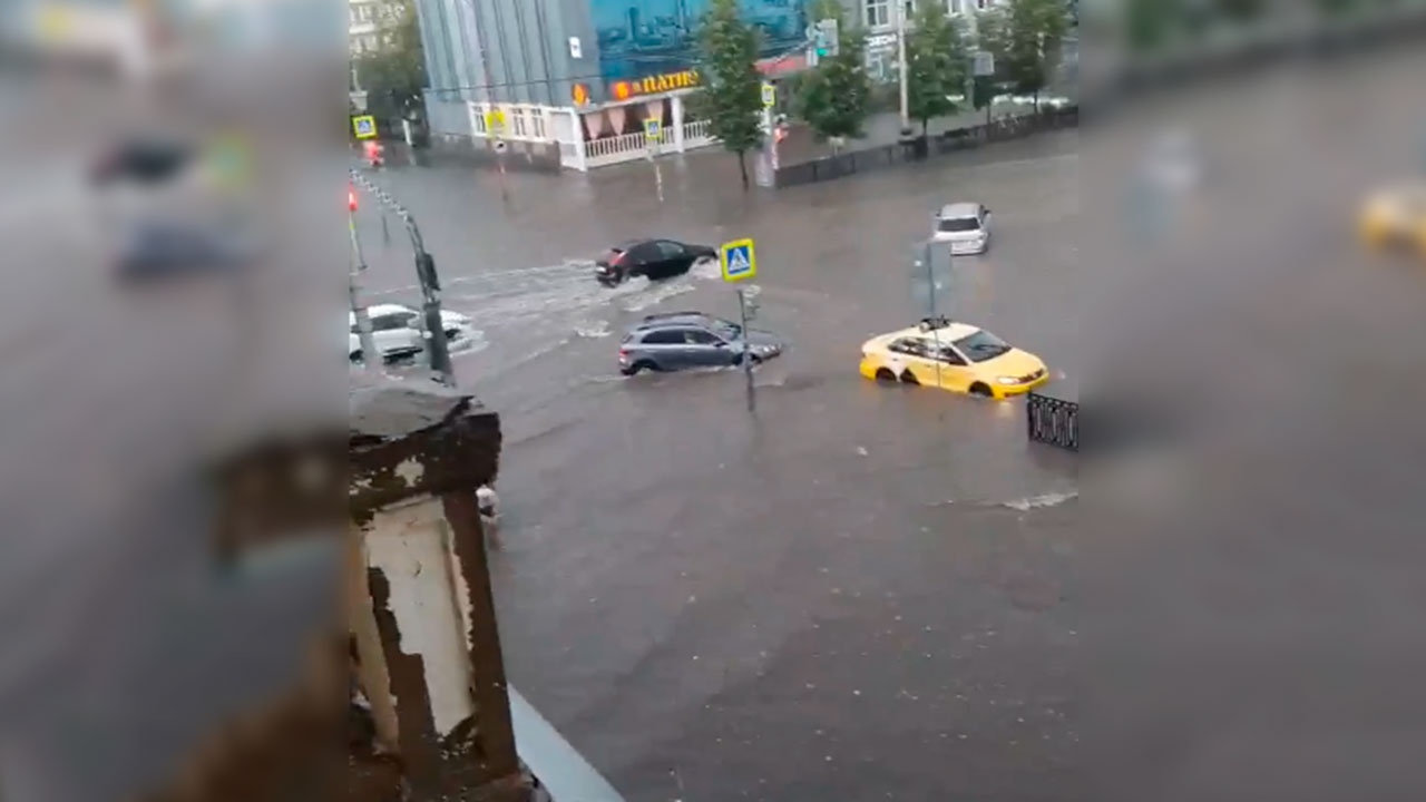 Ливень в екатеринбурге вчера. Ливень в Екатеринбурге сегодня. Непогода в Екатеринбурге. Екатеринбург дождь. Плохая погода в Екатеринбурге.